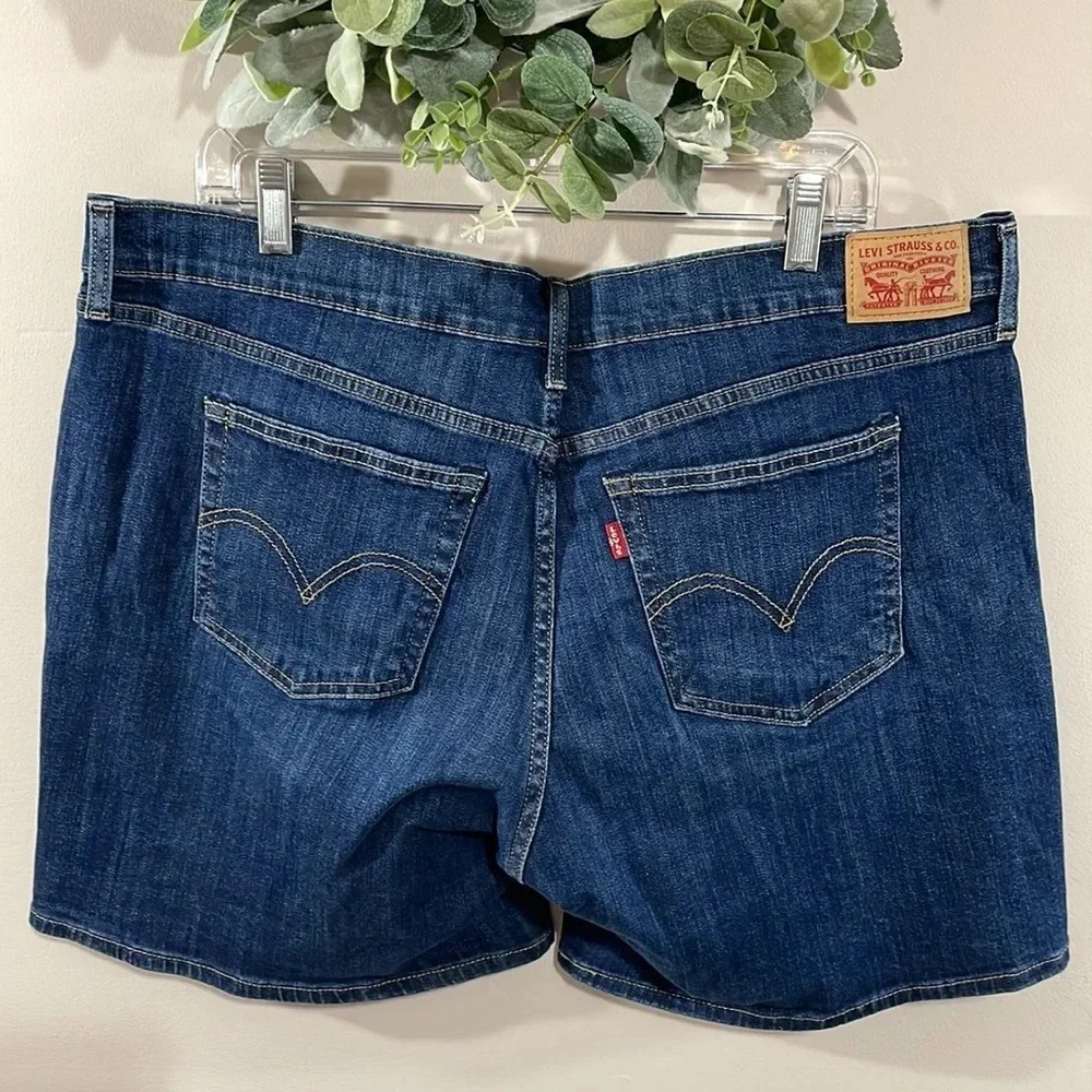 NWOT Levi’s Classic Shorts Dark Wash Denim Jean 34